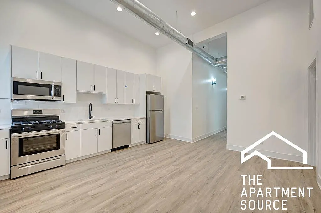 4725 N Western Ave — Photo 2