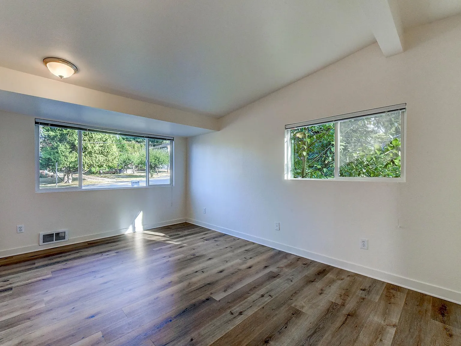 4 bed, 1060 sqft, $2,995 — Photo 4