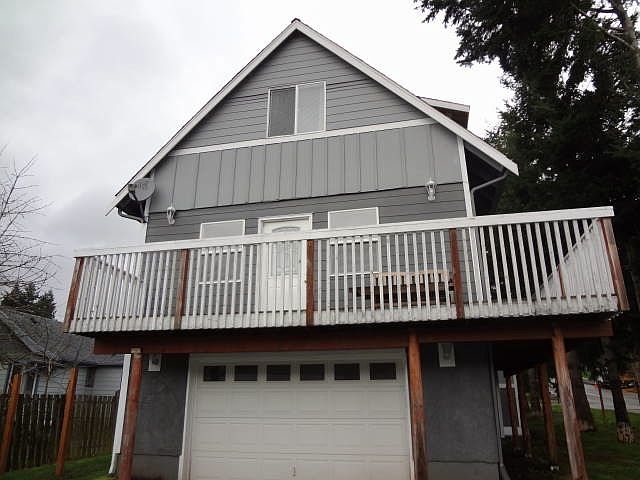 Back of house with ample off street parking for boats or toy