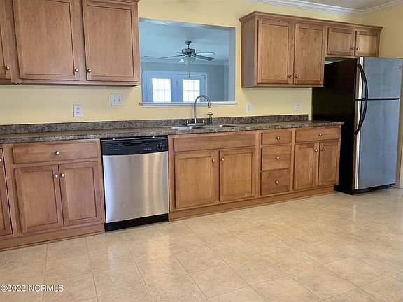 4th image of 220 B South Pointe Dr