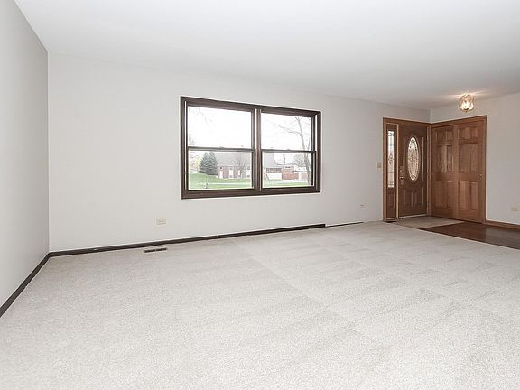 4th image of 102 S Crest Ave