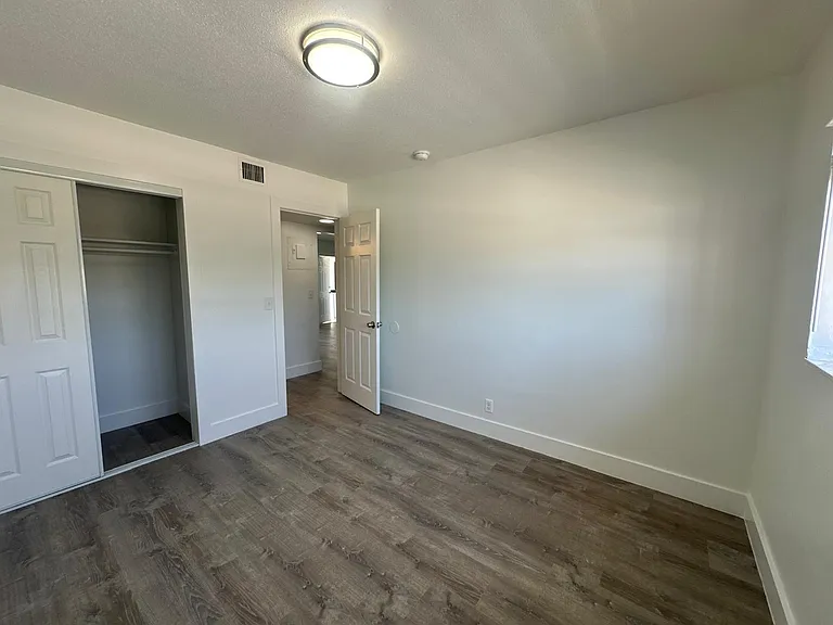 2401 NW 9th Ave — Photo 17