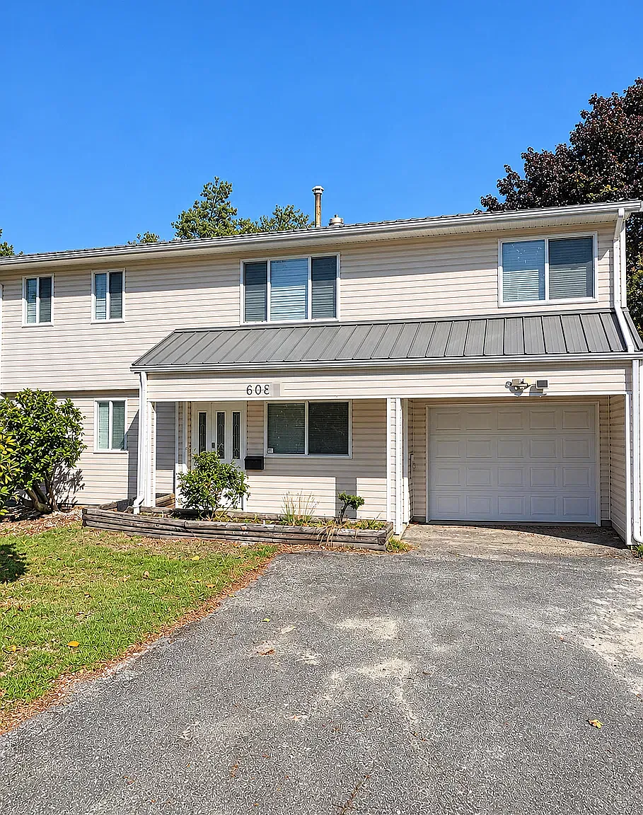 3 bed, 900 sqft, $2,499 — Photo 1