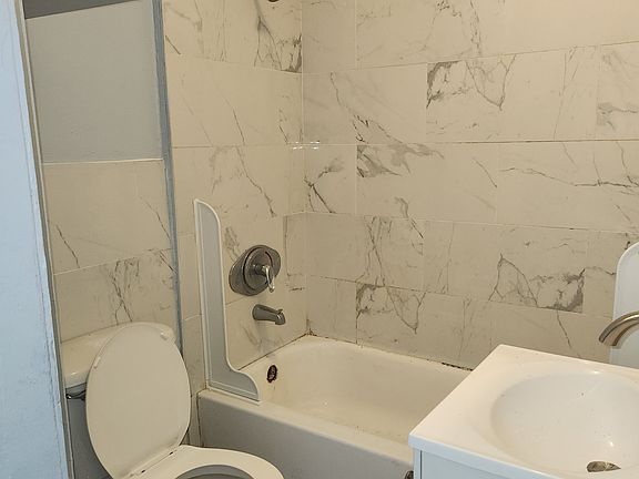 5th image of 118 S Essex Ave #2R