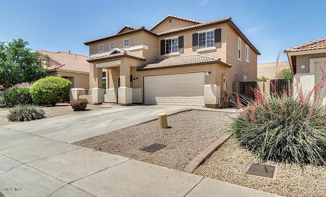 5 bed, 3.0 bath, 2821 sqft, $2,650 — Photo 2
