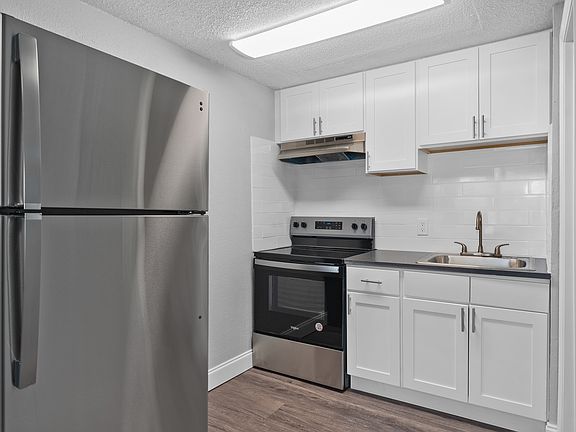 3rd image of 15301 W Colonial Dr
