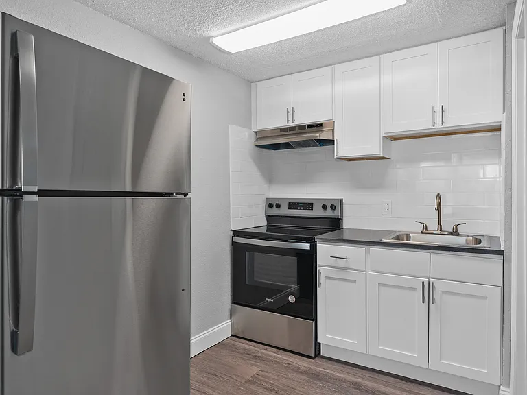 Acadia Court Apartments — Photo 11