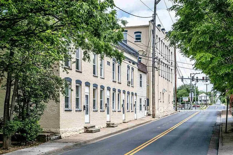 2 bed, 1.0 bath, $1,200 — Photo 1