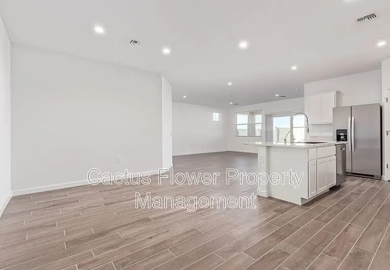 2124 W Sombra Ave — Photo 12