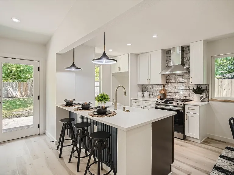 9900 Oak Hollow Dr — Photo 5
