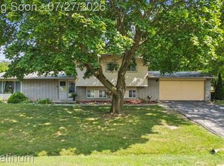 32312 W Wayburn St, Farmington Hills, MI 48334