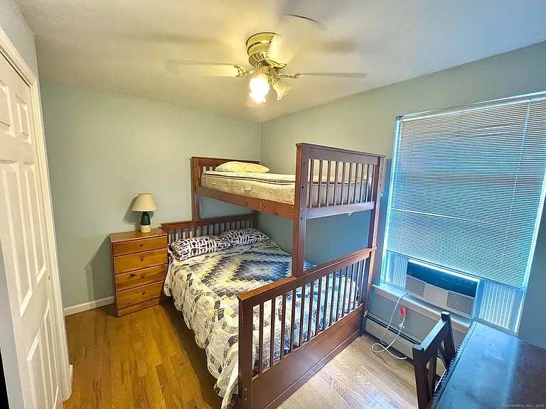 906 E Broadway — Photo 14
