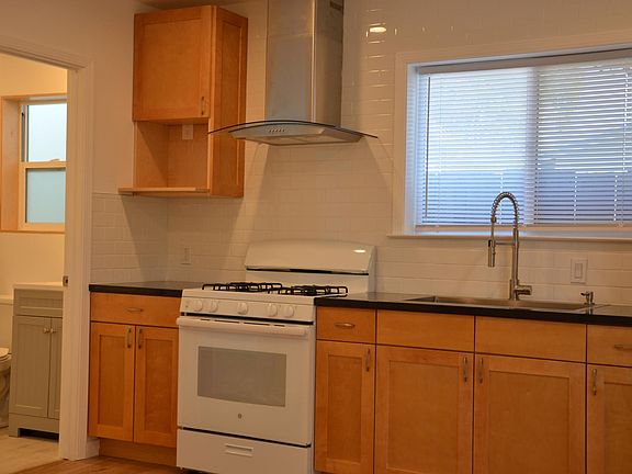 4th image of 907 Larkspur Dr #A