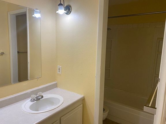 4th image of 512 E Monroe Dr Unit C312