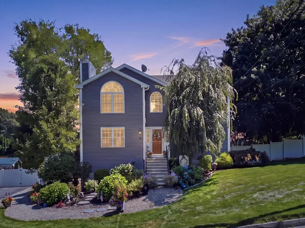 10 Fairfield Dr, Dudley, MA 01571