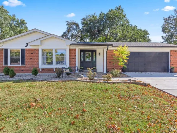 25 Lakemont Dr, Saint Charles, MO 63304
