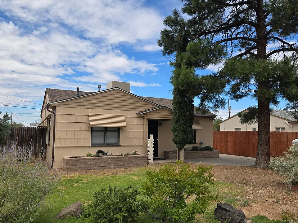 1835 Palomas Dr NE
