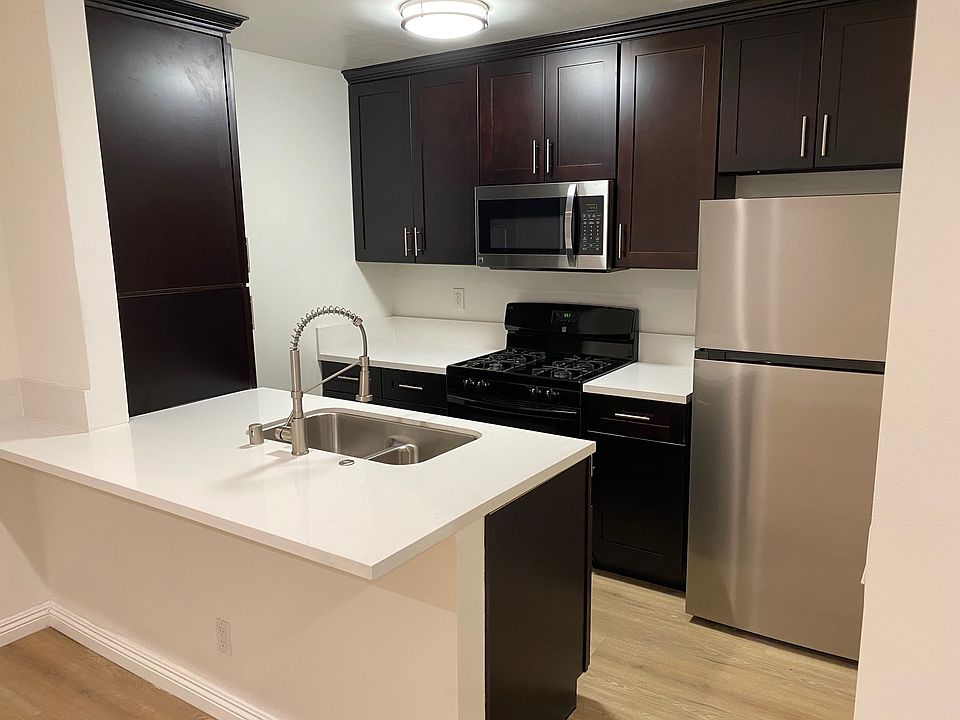 Gourmet kitchen with quartz countertops