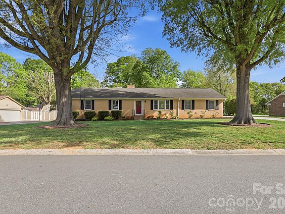 3rd image of 8325 Fallsdale Dr