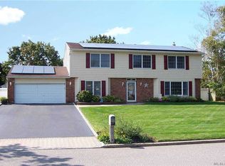 10 Ridge Rd, Coram, NY 11727