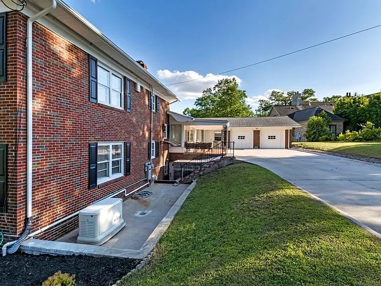 300 Edgedale Dr — Photo 5