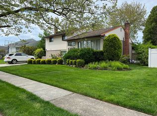 16 Coronet Ln, Plainview, NY 11803