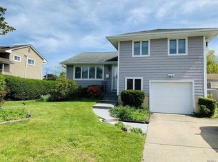 4 Willow Pl, Hicksville, NY 11801