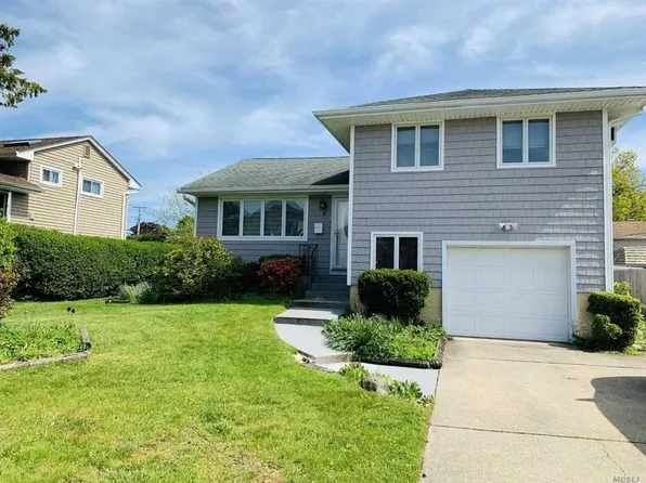 4 Willow Pl, Hicksville, NY 11801