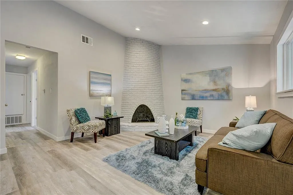 3 bed, 950 sqft, $1,895 — Photo 1