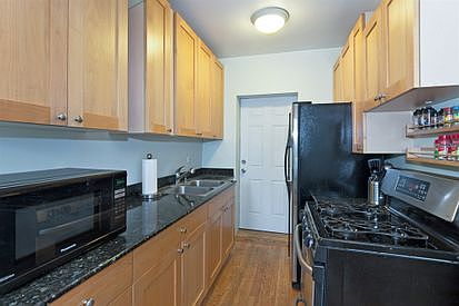 3rd image of 4240 N Clarendon Ave APT 401S
