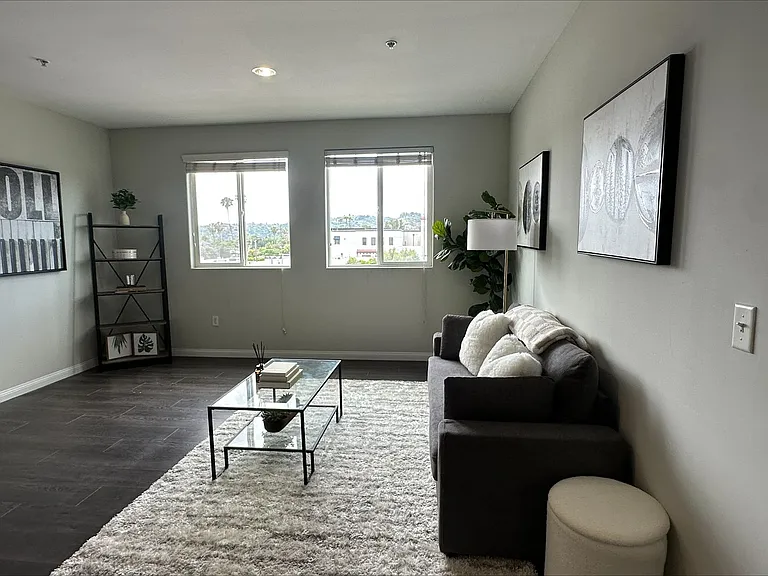 Sherman Oaks Place — Photo 4