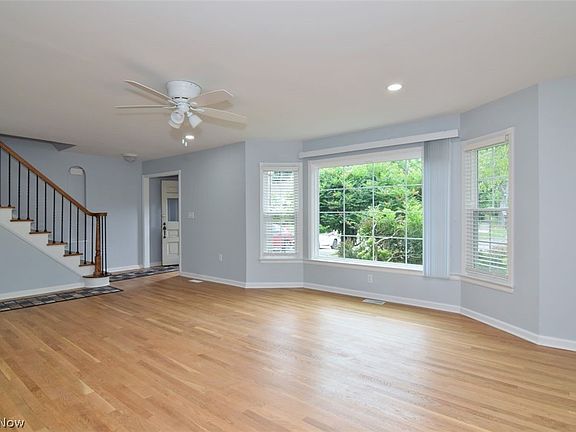 5th image of 2492 Newbury Dr
