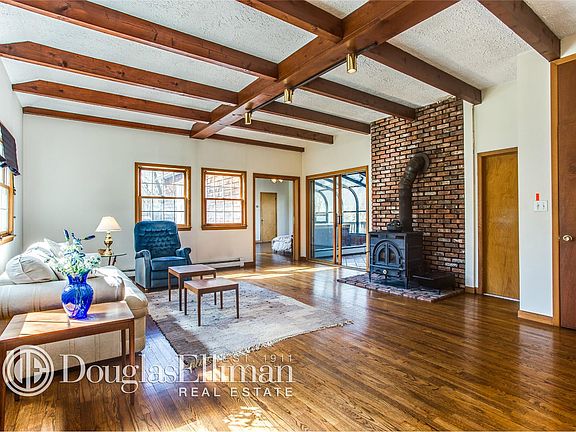 3rd image of 23 Bay Dr W
