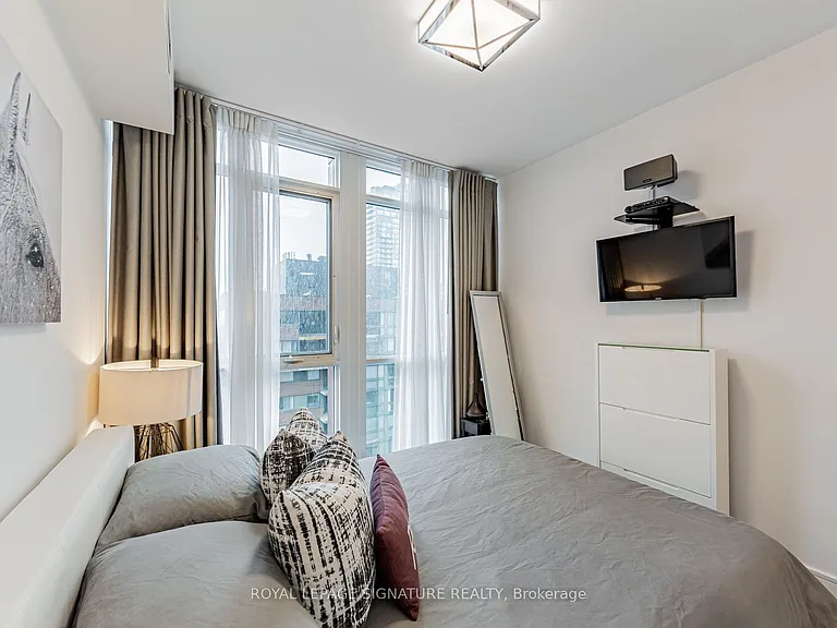 32 Davenport Rd #1303 — Photo 14