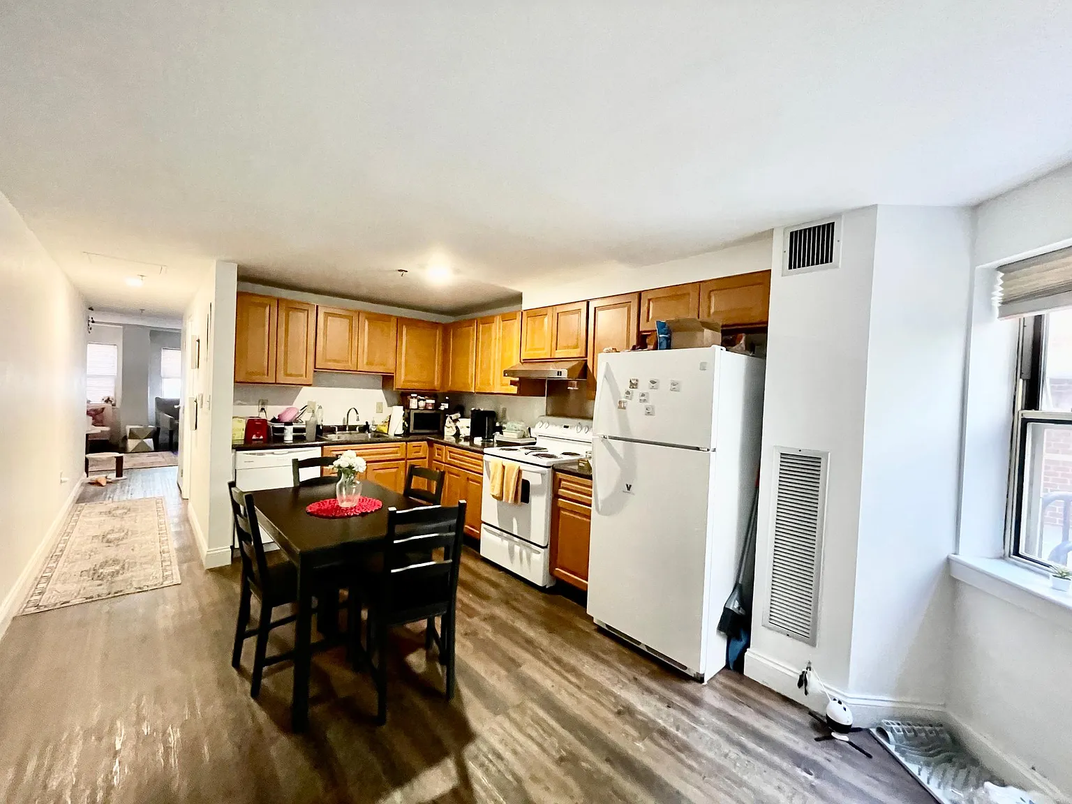 3 bed, 1.5 bath, 1150 sqft, $5,100 — Photo 2