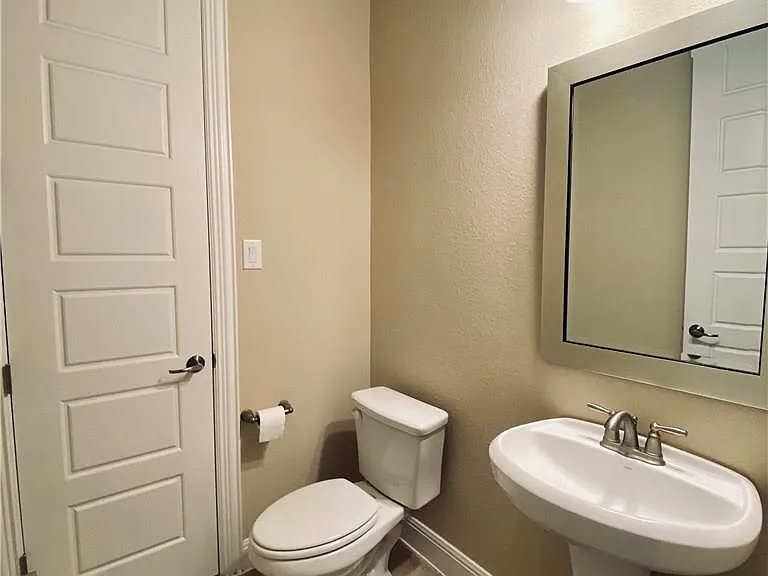 821 Richardson Ln — Photo 23
