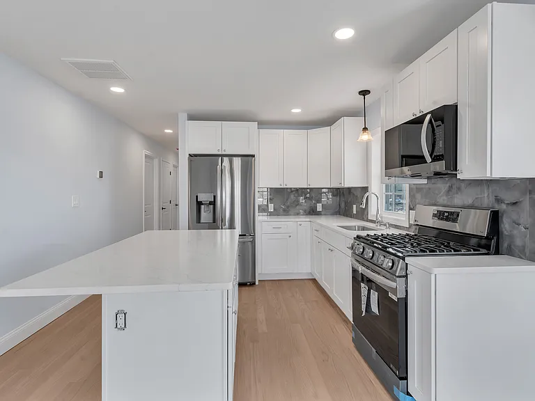 8 Anthony Ave #1 — Photo 4
