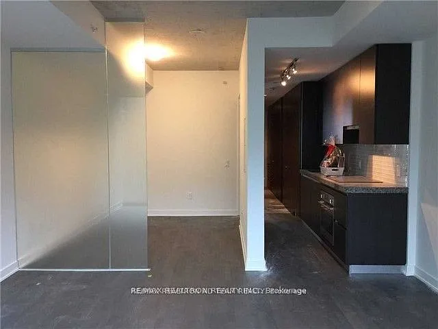 629 King St W #417 — Photo 4