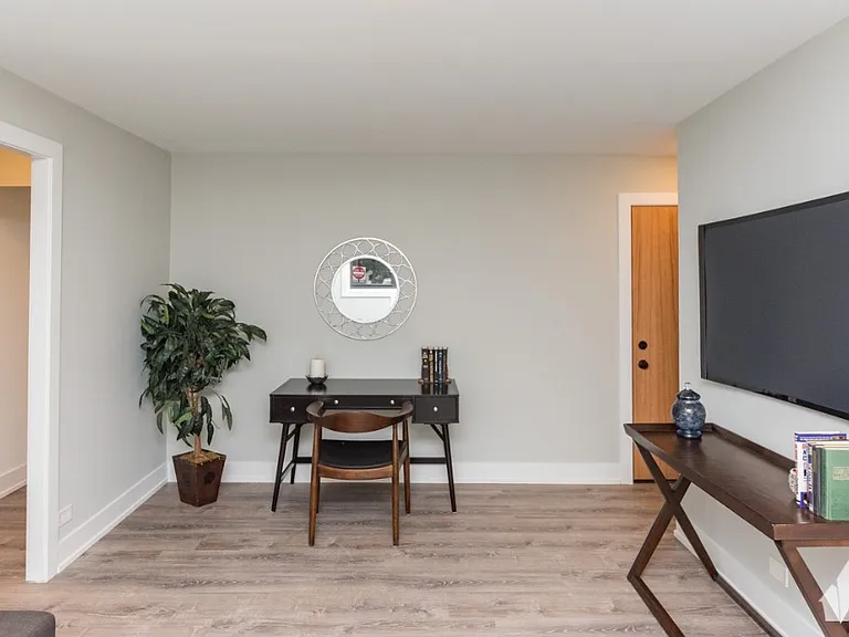 550 W Surf St #311 — Photo 4