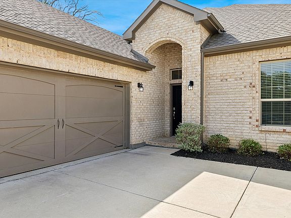 2nd image of 1010 Silver Oak Dr