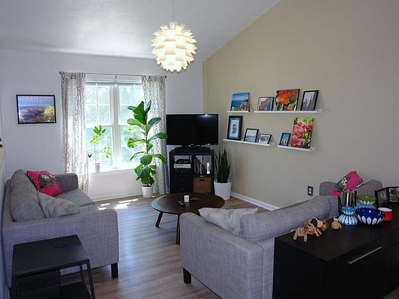 3rd image of 5074 Meadow Crossing Ln NE