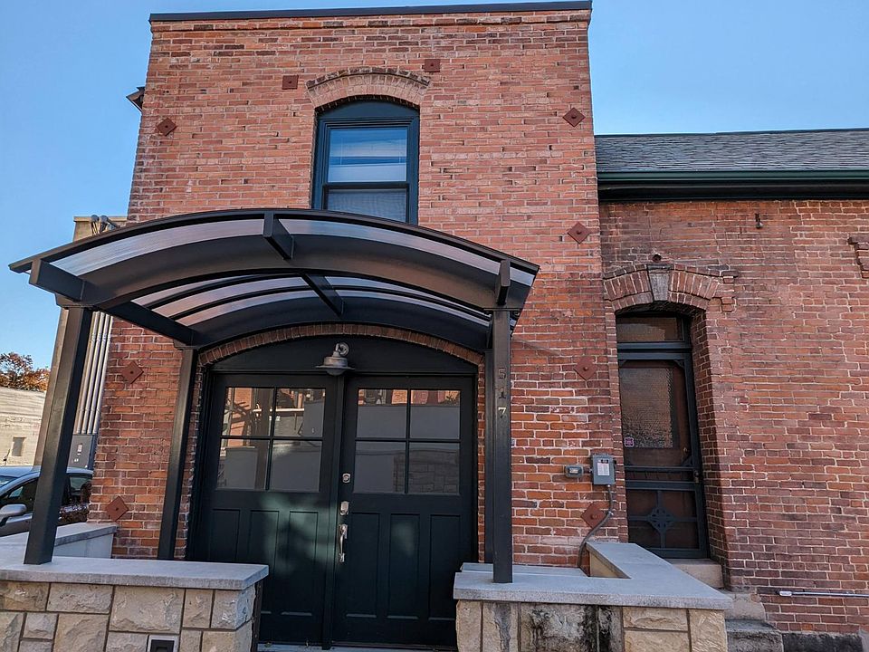 Carriage House entrance (behind Ochos).