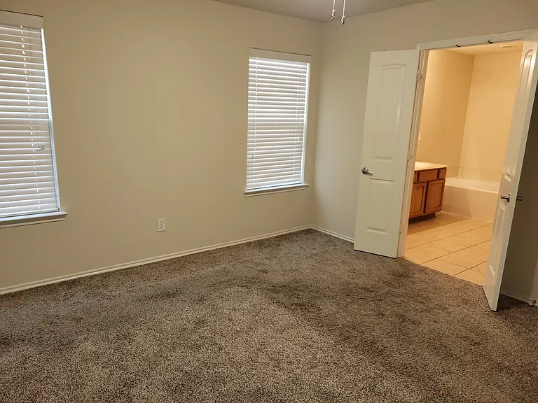 1934 Mosley Dr — Photo 5