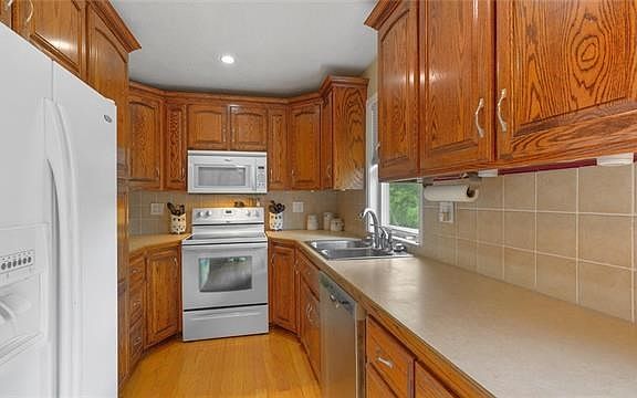 5th image of 102 Sherri Ln