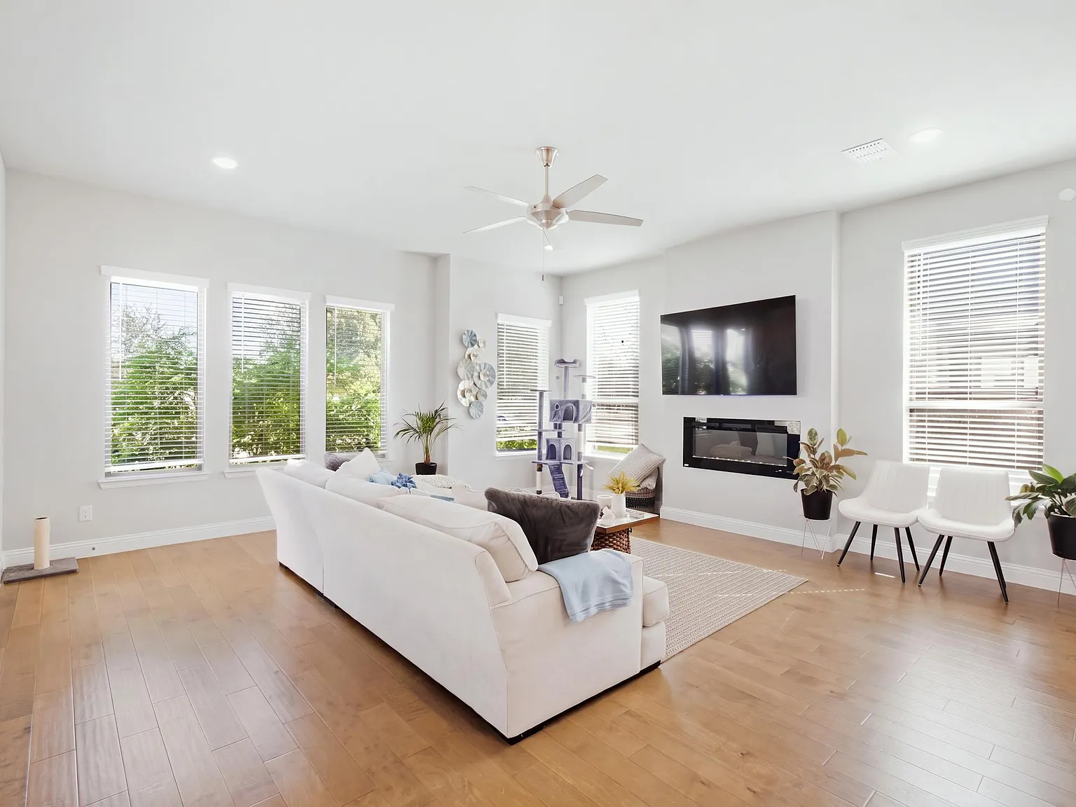 3 bed, 2.5 bath, 2615 sqft, $3,800 — Photo 4