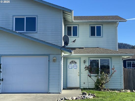 722 Pioneer Rd #A, Brookings, OR 97415