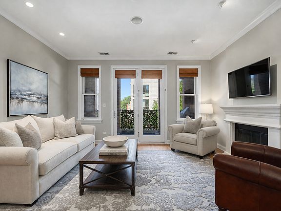 2nd image of 1941 W Armitage Ave #2E