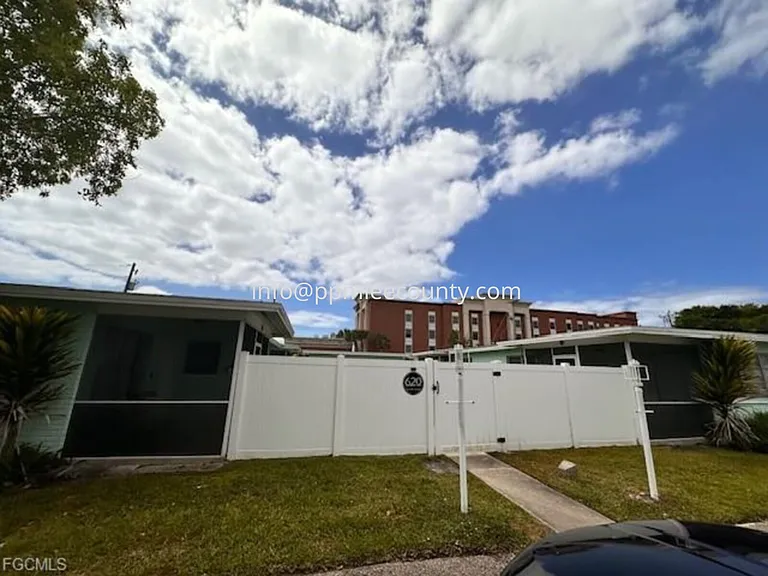 620 SE 47th St #2 — Photo 13