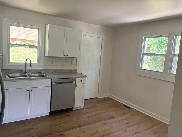 405 Greenwood Cir — Photo 4