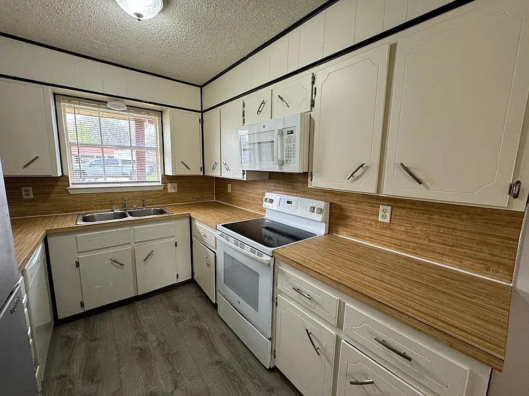 1402 Hammond Dr — Photo 8